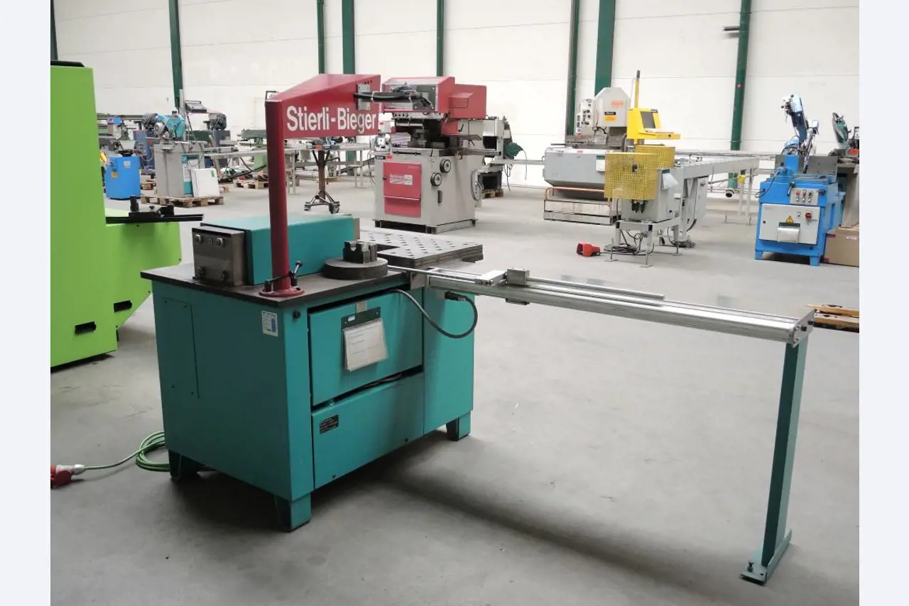 Chapas metálicas e máquinas para trabalhar metais<br><font size="2">Colaboração com Hilco Industrial Acquisitions bv</font><br><img src="/images/hil.png"><br>-4