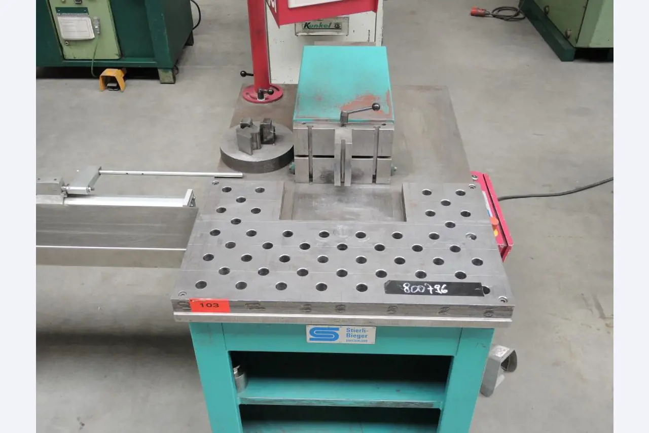 Chapas metálicas e máquinas para trabalhar metais<br><font size="2">Colaboração com Hilco Industrial Acquisitions bv</font><br><img src="/images/hil.png"><br>-5