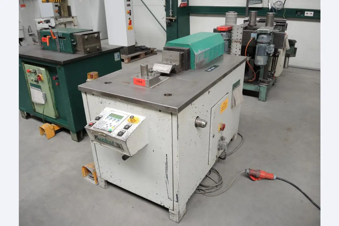 Chapas metálicas e máquinas para trabalhar metais<br><font size="2">Colaboração com Hilco Industrial Acquisitions bv</font><br><img src="/images/hil.png"><br>-1