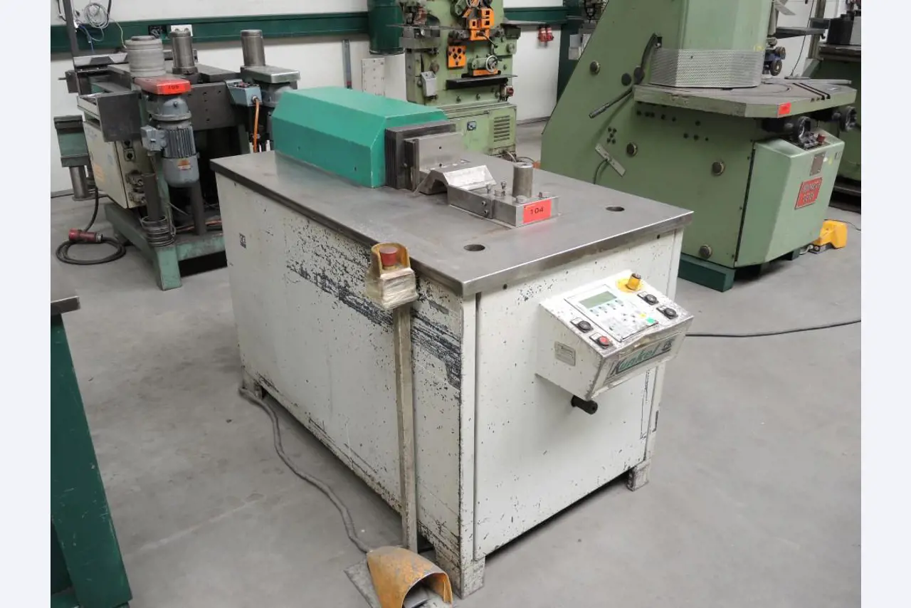 Chapas metálicas e máquinas para trabalhar metais<br><font size="2">Colaboração com Hilco Industrial Acquisitions bv</font><br><img src="/images/hil.png"><br>-3