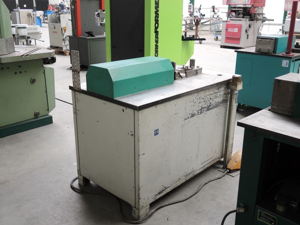 Chapas metálicas e máquinas para trabalhar metais<br><font size="2">Colaboração com Hilco Industrial Acquisitions bv</font><br><img src="/images/hil.png"><br>-4