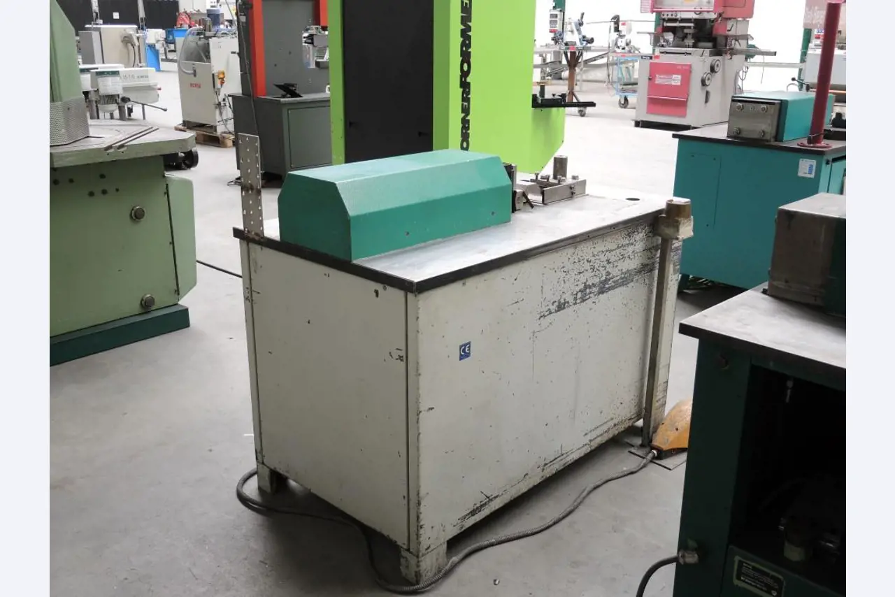 Chapas metálicas e máquinas para trabalhar metais<br><font size="2">Colaboração com Hilco Industrial Acquisitions bv</font><br><img src="/images/hil.png"><br>-4