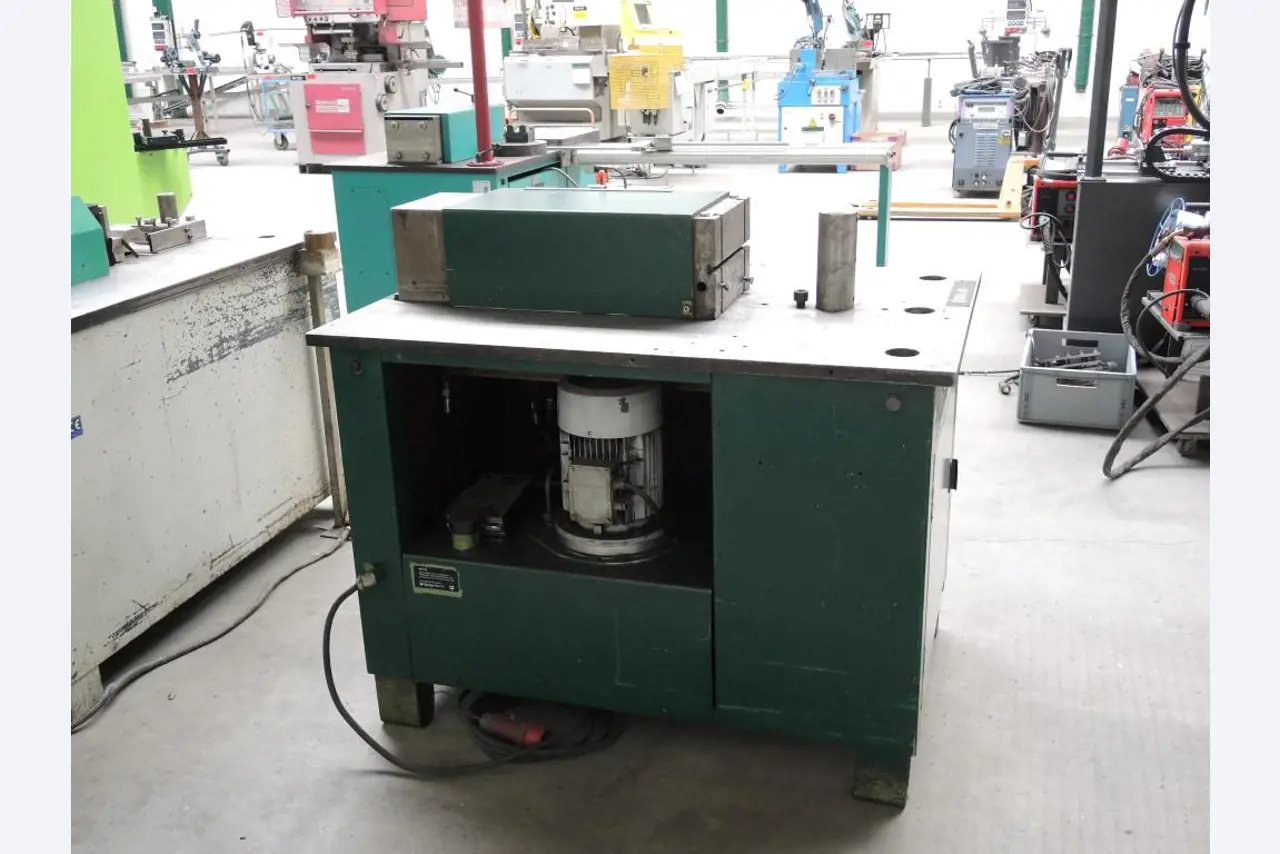 Chapas metálicas e máquinas para trabalhar metais<br><font size="2">Colaboração com Hilco Industrial Acquisitions bv</font><br><img src="/images/hil.png"><br>-3