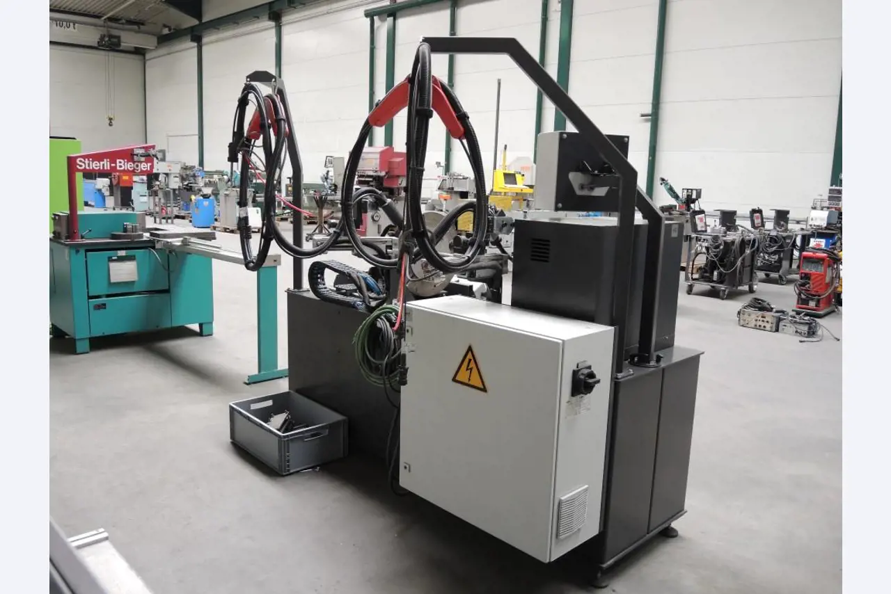 Chapas metálicas e máquinas para trabalhar metais<br><font size="2">Colaboração com Hilco Industrial Acquisitions bv</font><br><img src="/images/hil.png"><br>-18