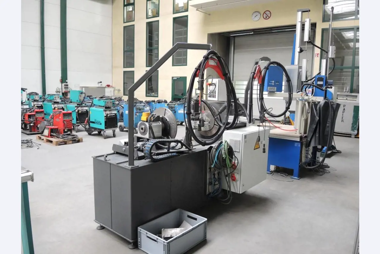 Chapas metálicas e máquinas para trabalhar metais<br><font size="2">Colaboração com Hilco Industrial Acquisitions bv</font><br><img src="/images/hil.png"><br>-19