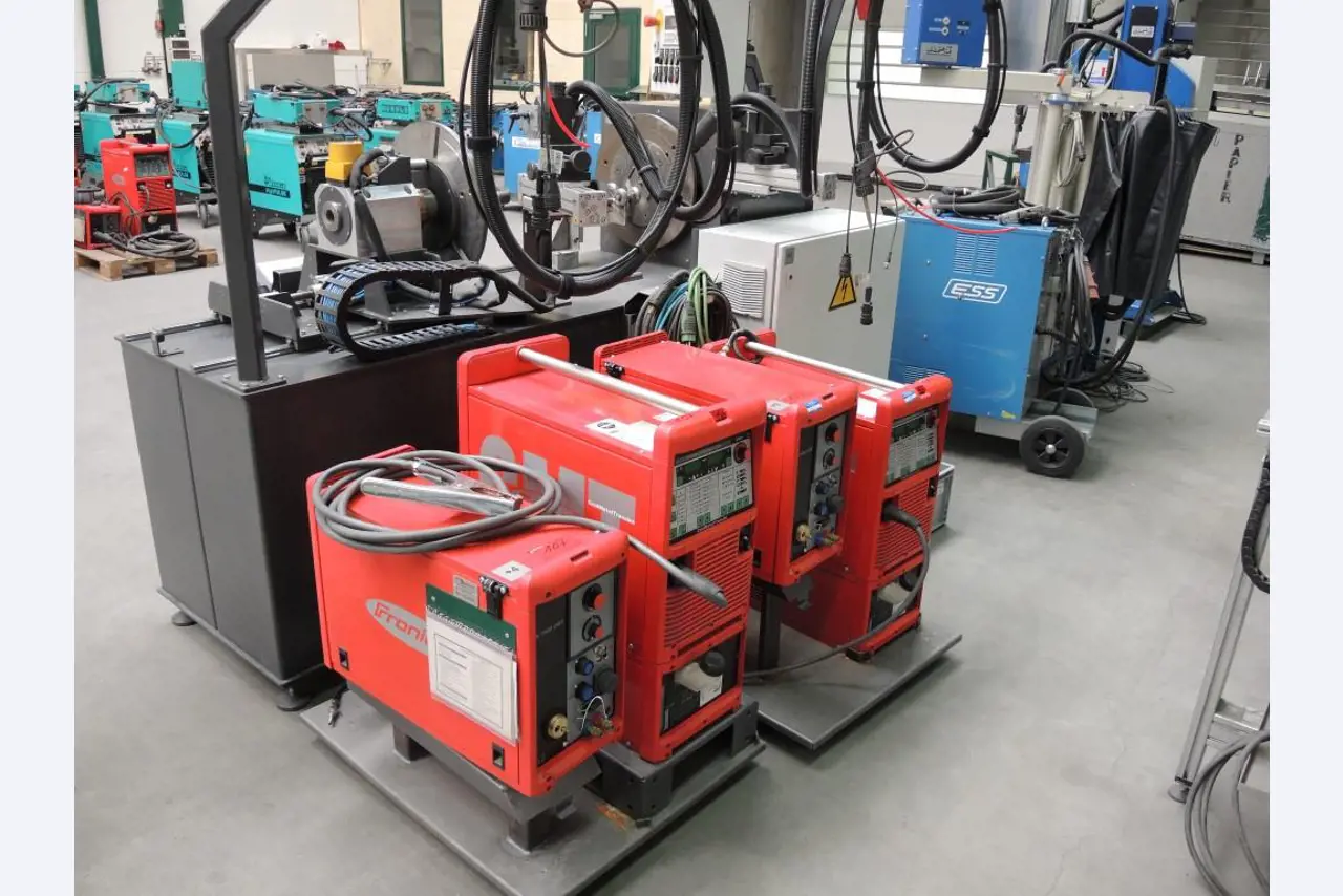 Chapas metálicas e máquinas para trabalhar metais<br><font size="2">Colaboração com Hilco Industrial Acquisitions bv</font><br><img src="/images/hil.png"><br>-5