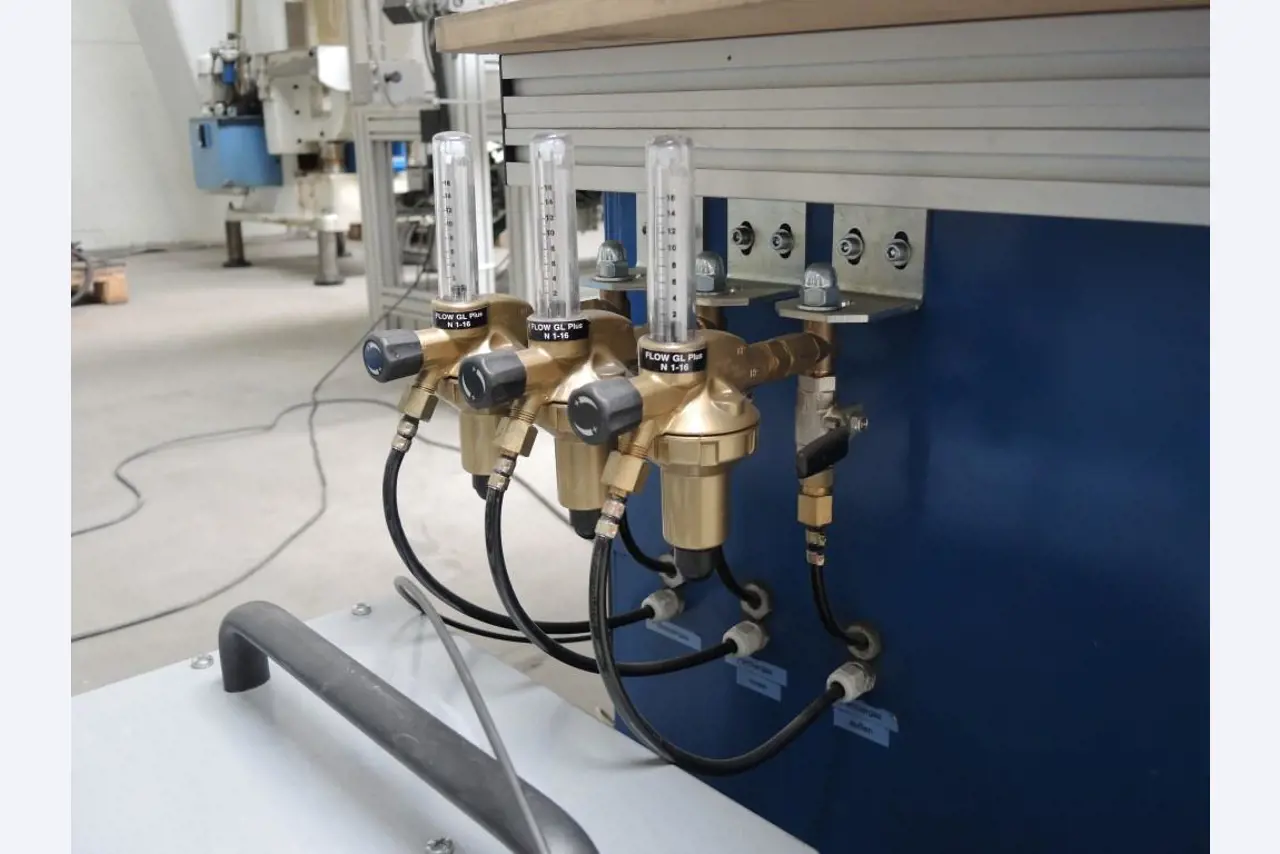 Chapas metálicas e máquinas para trabalhar metais<br><font size="2">Colaboração com Hilco Industrial Acquisitions bv</font><br><img src="/images/hil.png"><br>-11