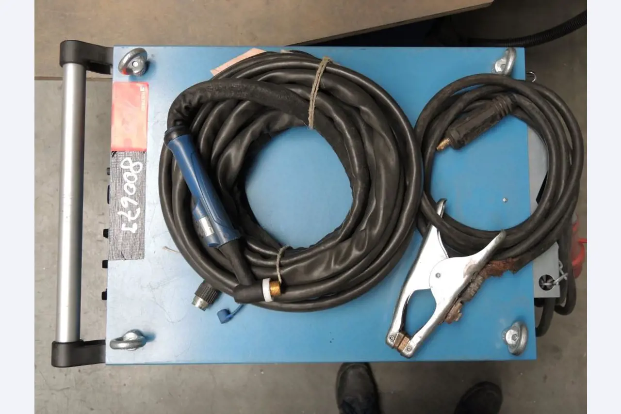 Chapas metálicas e máquinas para trabalhar metais<br><font size="2">Colaboração com Hilco Industrial Acquisitions bv</font><br><img src="/images/hil.png"><br>-18