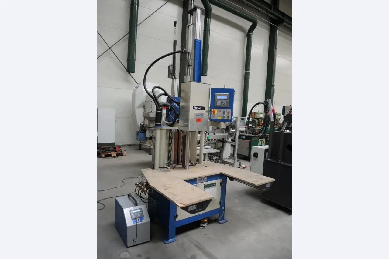 Chapas metálicas e máquinas para trabalhar metais<br><font size="2">Colaboração com Hilco Industrial Acquisitions bv</font><br><img src="/images/hil.png"><br>-1