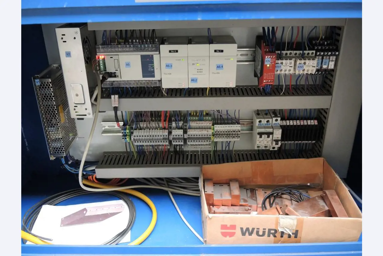 Chapas metálicas e máquinas para trabalhar metais<br><font size="2">Colaboração com Hilco Industrial Acquisitions bv</font><br><img src="/images/hil.png"><br>-4