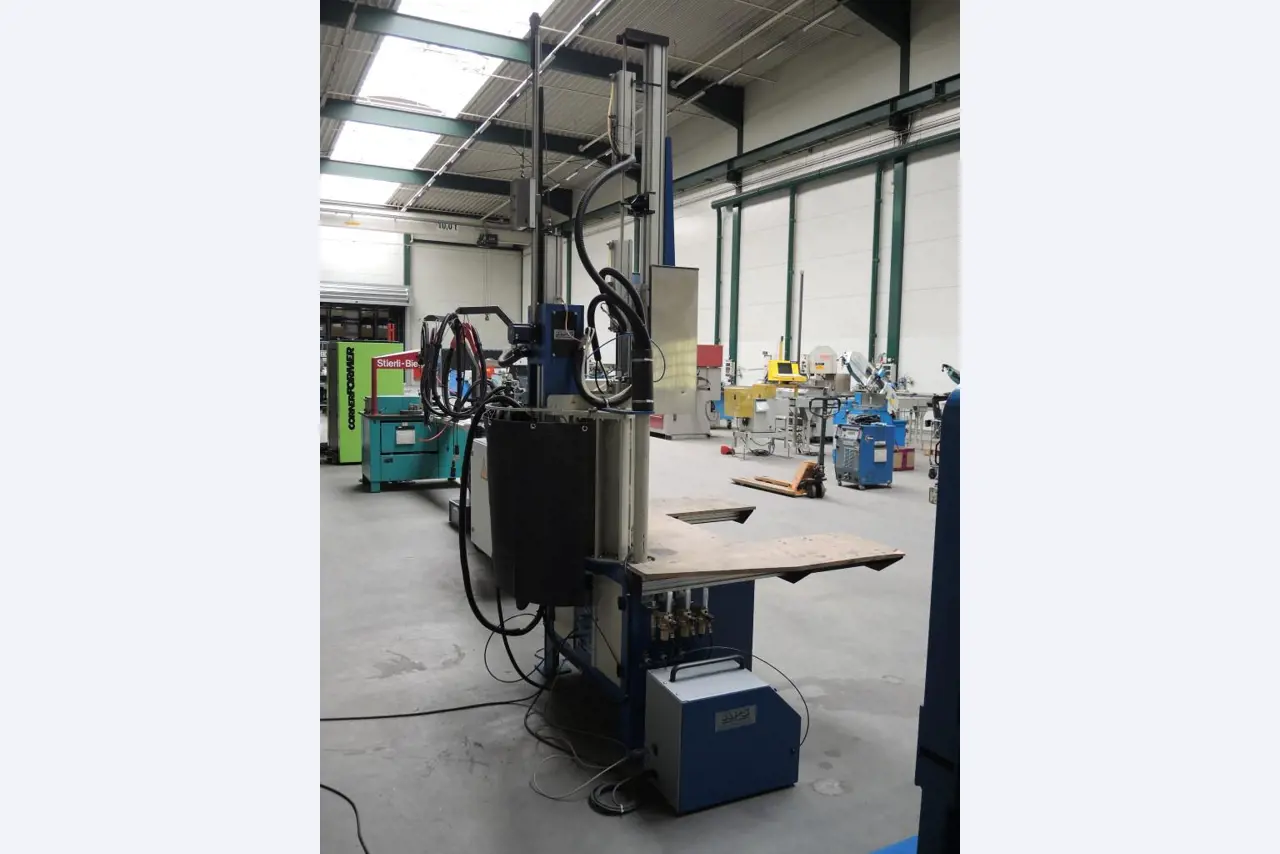 Chapas metálicas e máquinas para trabalhar metais<br><font size="2">Colaboração com Hilco Industrial Acquisitions bv</font><br><img src="/images/hil.png"><br>-6