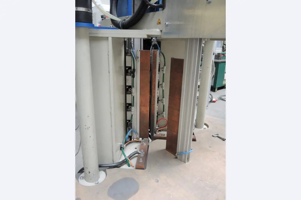 Chapas metálicas e máquinas para trabalhar metais<br><font size="2">Colaboração com Hilco Industrial Acquisitions bv</font><br><img src="/images/hil.png"><br>-8