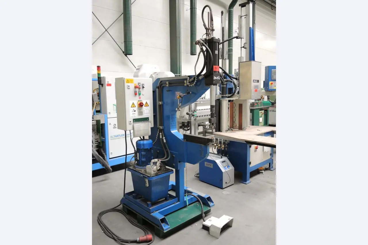 Chapas metálicas e máquinas para trabalhar metais<br><font size="2">Colaboração com Hilco Industrial Acquisitions bv</font><br><img src="/images/hil.png"><br>-1