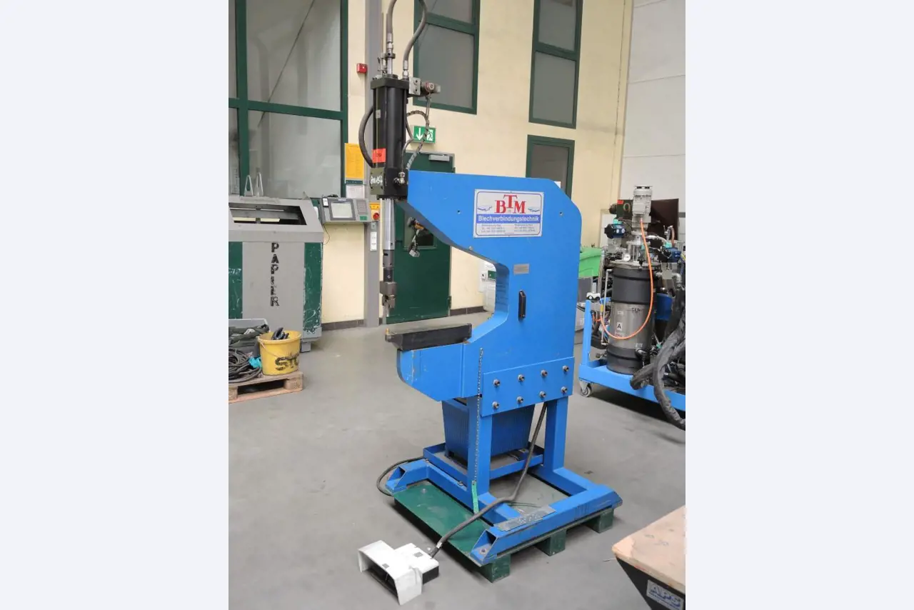 Chapas metálicas e máquinas para trabalhar metais<br><font size="2">Colaboração com Hilco Industrial Acquisitions bv</font><br><img src="/images/hil.png"><br>-3