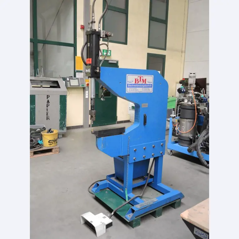 Chapas metálicas e máquinas para trabalhar metais<br><font size="2">Colaboração com Hilco Industrial Acquisitions bv</font><br><img src="/images/hil.png"><br>-3