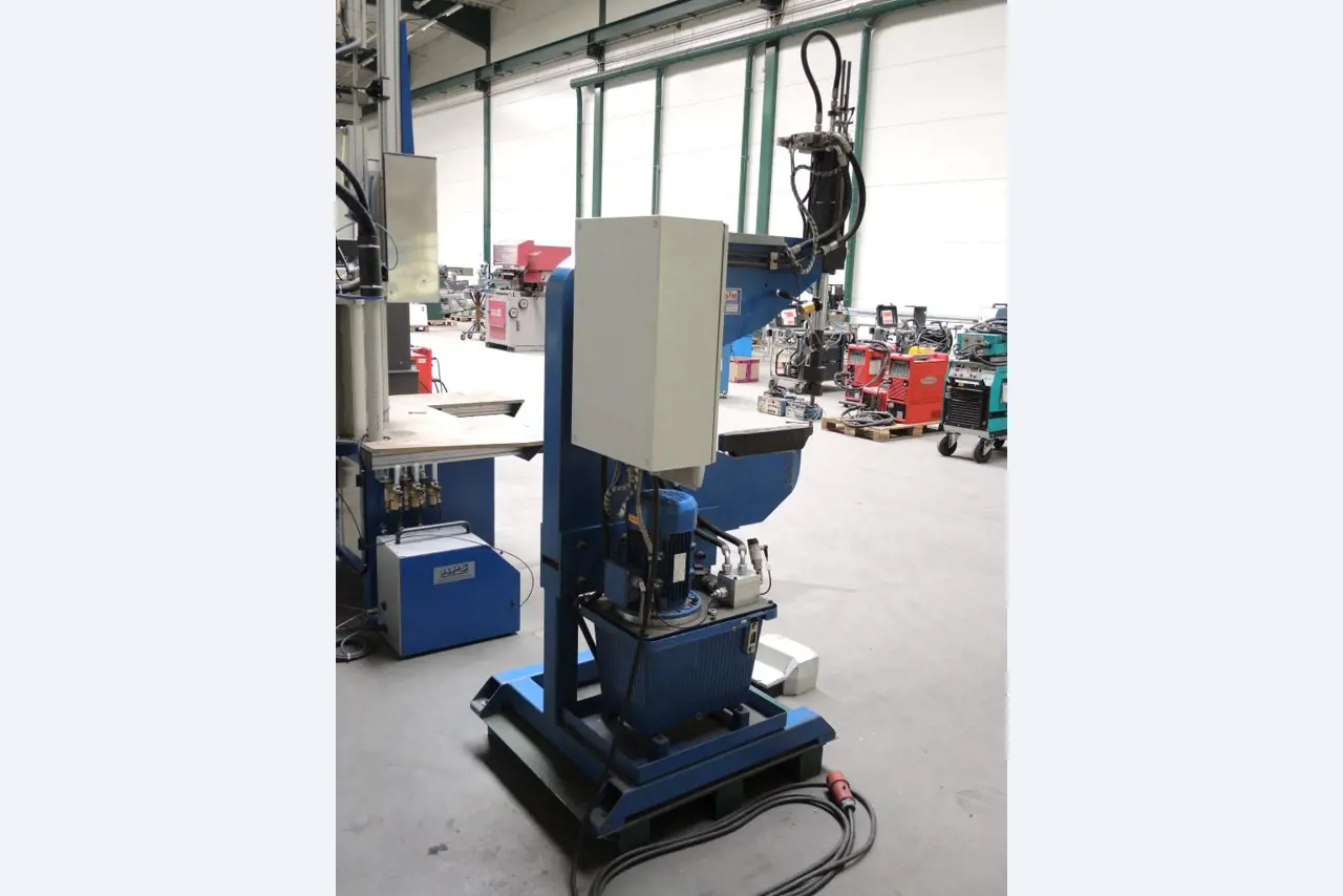 Chapas metálicas e máquinas para trabalhar metais<br><font size="2">Colaboração com Hilco Industrial Acquisitions bv</font><br><img src="/images/hil.png"><br>-4