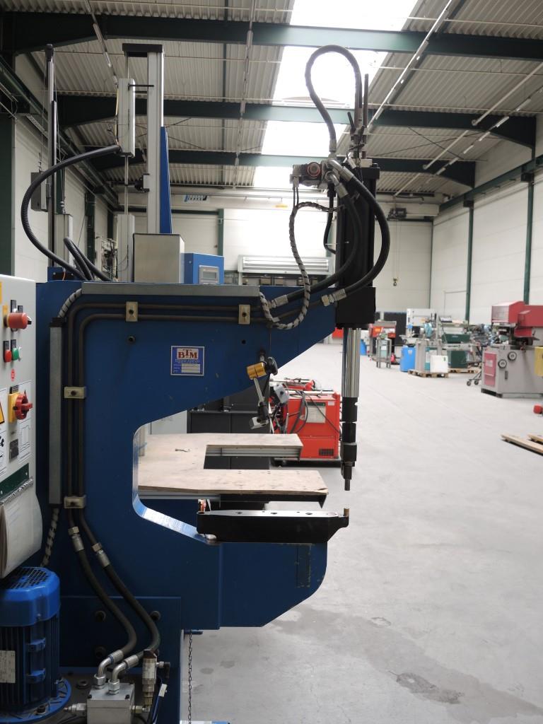 Chapas metálicas e máquinas para trabalhar metais<br><font size="2">Colaboração com Hilco Industrial Acquisitions bv</font><br><img src="/images/hil.png"><br>-5