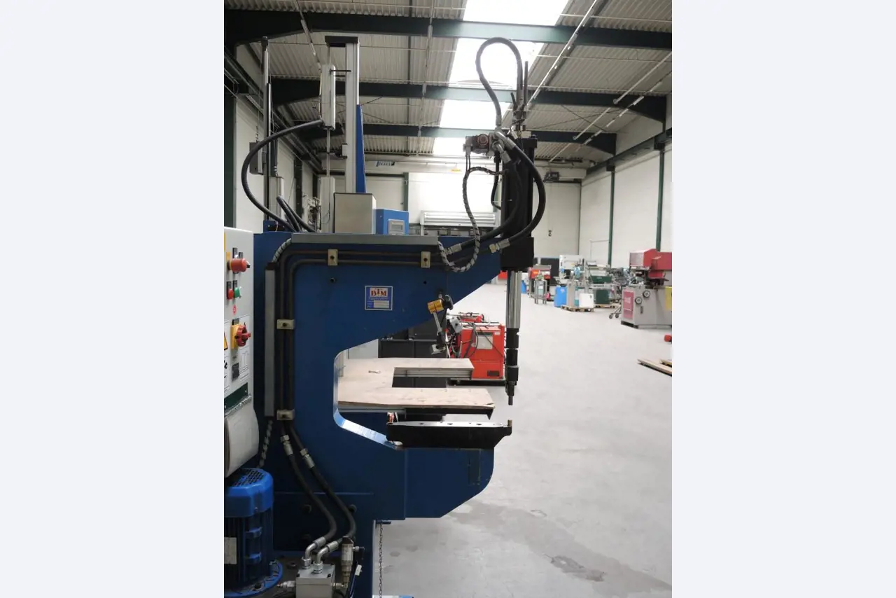 Chapas metálicas e máquinas para trabalhar metais<br><font size="2">Colaboração com Hilco Industrial Acquisitions bv</font><br><img src="/images/hil.png"><br>-5