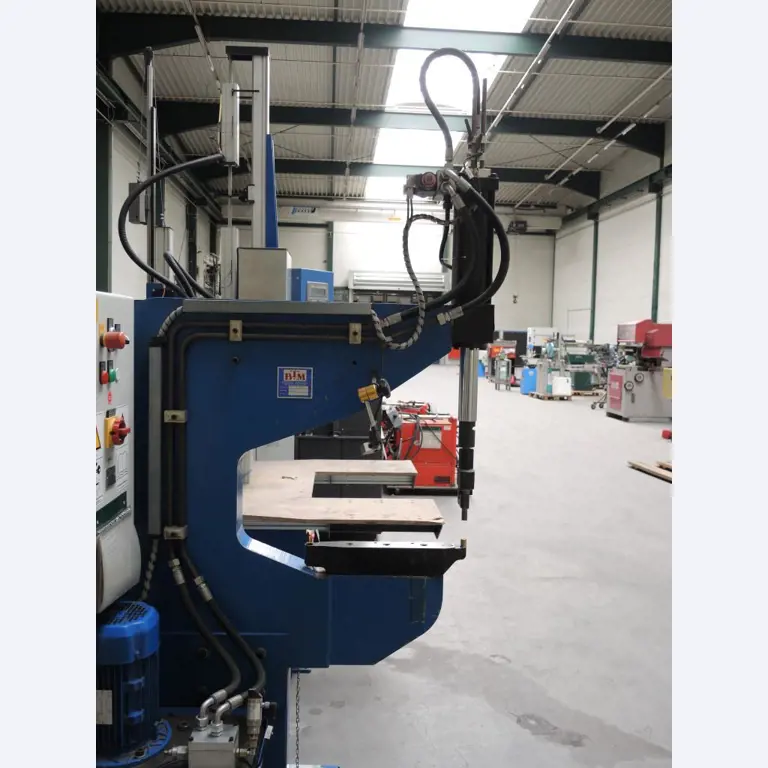 Chapas metálicas e máquinas para trabalhar metais<br><font size="2">Colaboração com Hilco Industrial Acquisitions bv</font><br><img src="/images/hil.png"><br>-5