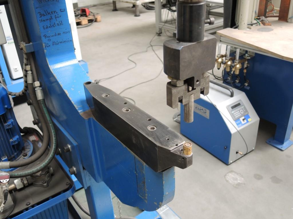 Chapas metálicas e máquinas para trabalhar metais<br><font size="2">Colaboração com Hilco Industrial Acquisitions bv</font><br><img src="/images/hil.png"><br>-6