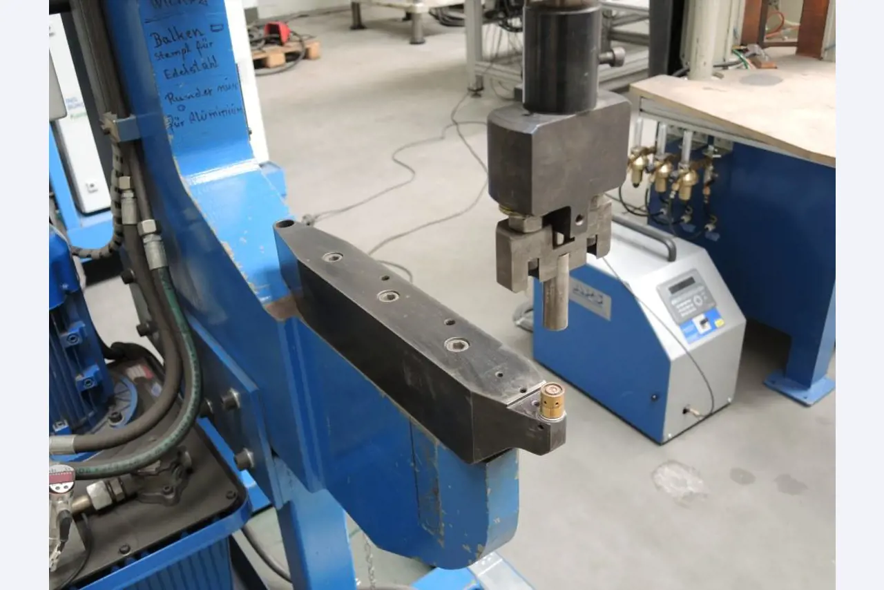 Chapas metálicas e máquinas para trabalhar metais<br><font size="2">Colaboração com Hilco Industrial Acquisitions bv</font><br><img src="/images/hil.png"><br>-6