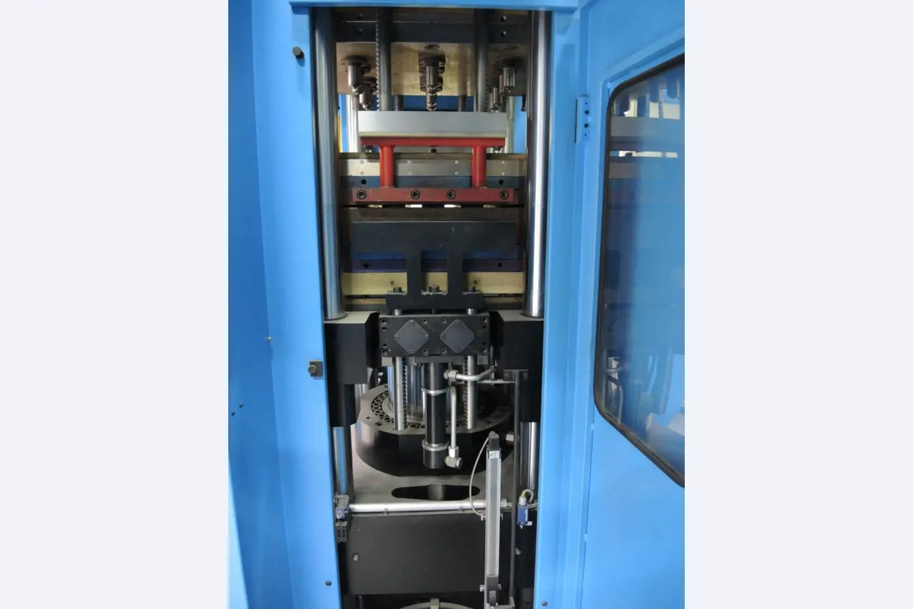 Injection Moulding/Storage Systems<br><font size="2">Collab. with Hilco Industrial Acquisitions<br></font><img src="/images/hil.png"><br>-10