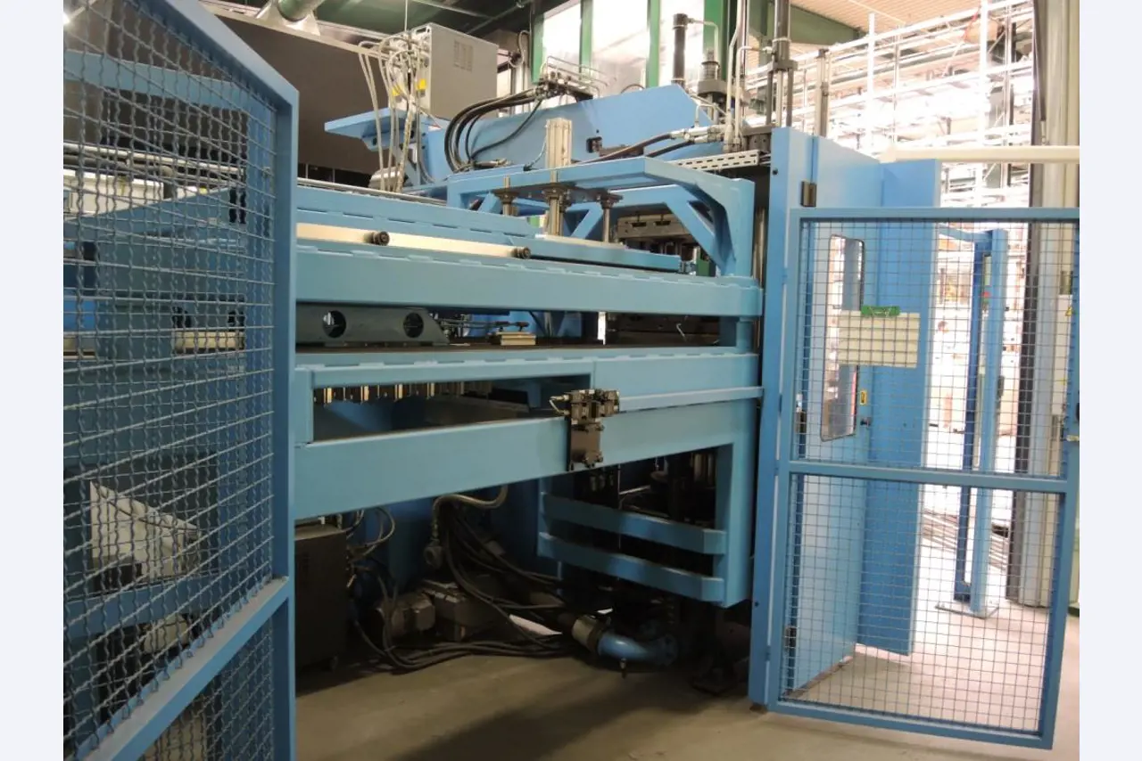 Injection Moulding/Storage Systems<br><font size="2">Collab. with Hilco Industrial Acquisitions<br></font><img src="/images/hil.png"><br>-13