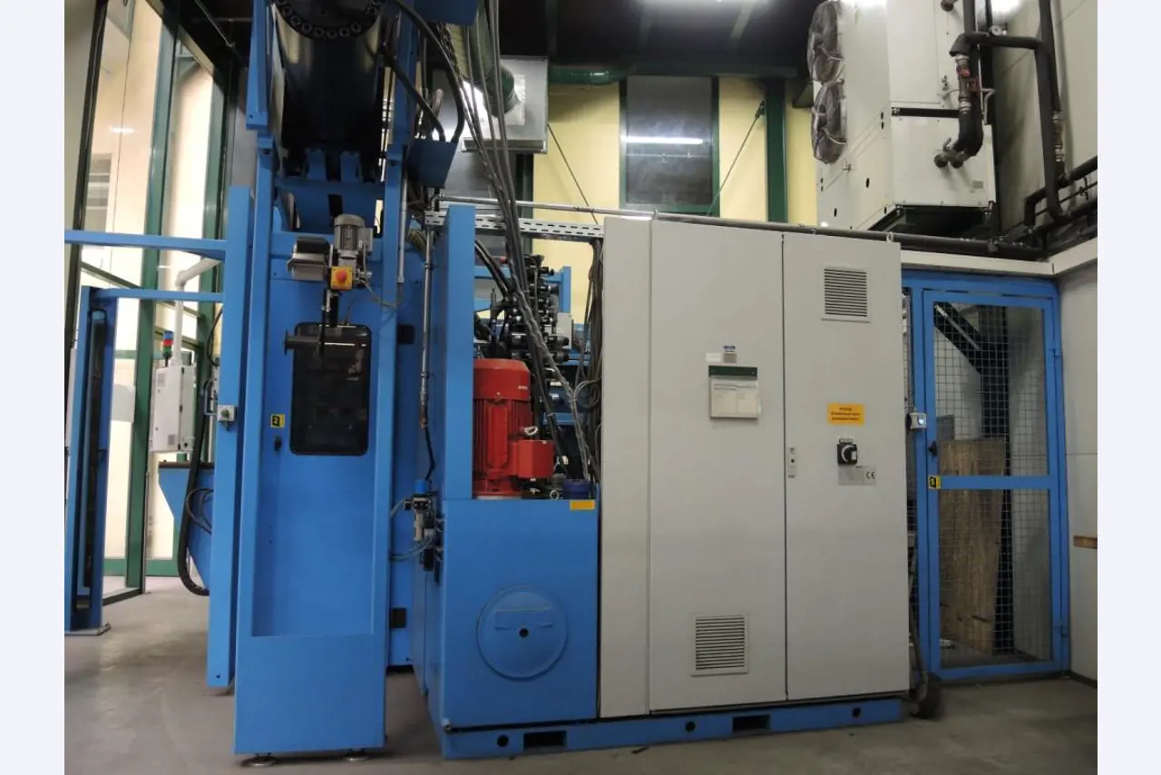 Injection Moulding/Storage Systems<br><font size="2">Collab. with Hilco Industrial Acquisitions<br></font><img src="/images/hil.png"><br>-3