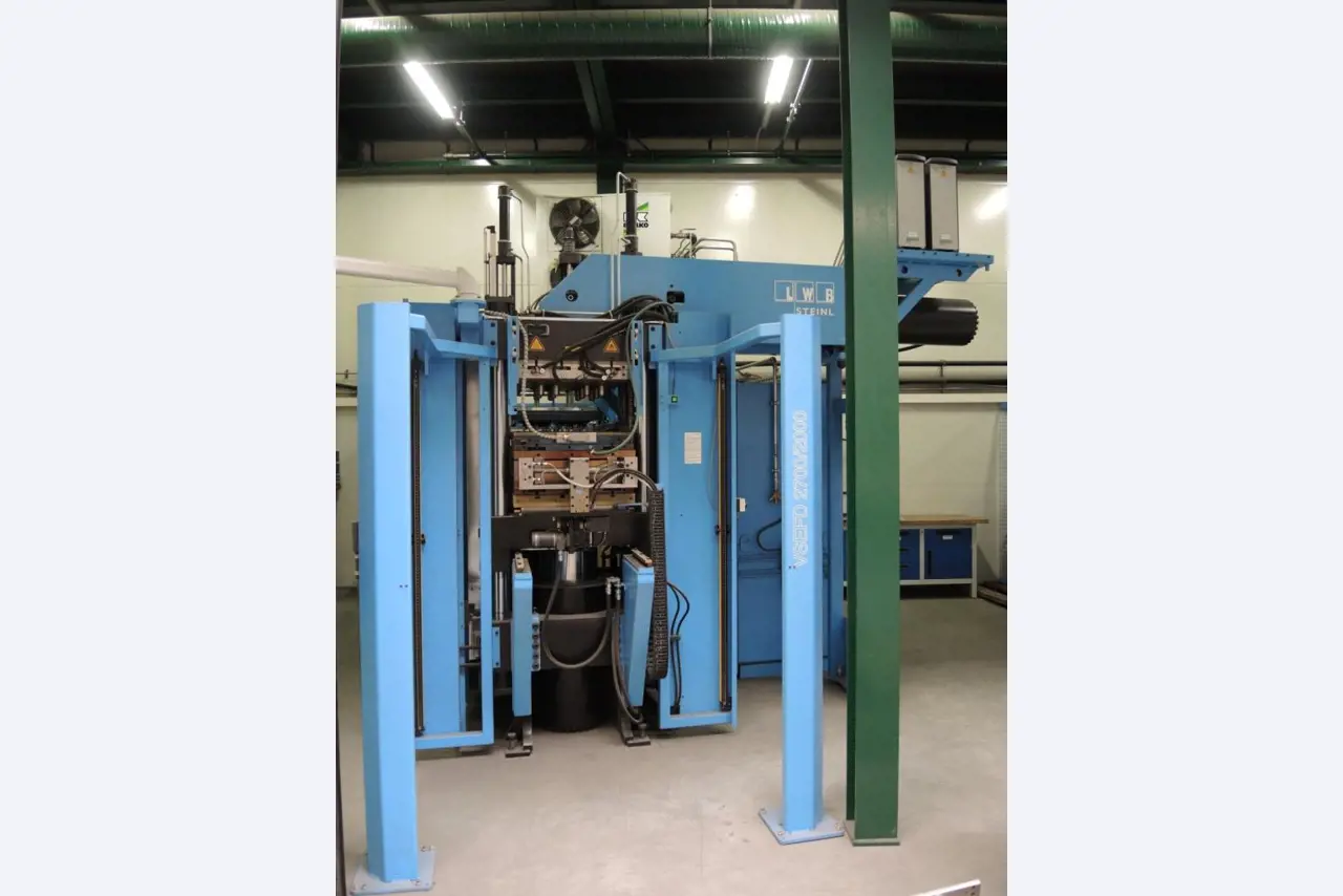 Injection Moulding/Storage Systems<br><font size="2">Collab. with Hilco Industrial Acquisitions<br></font><img src="/images/hil.png"><br>-4