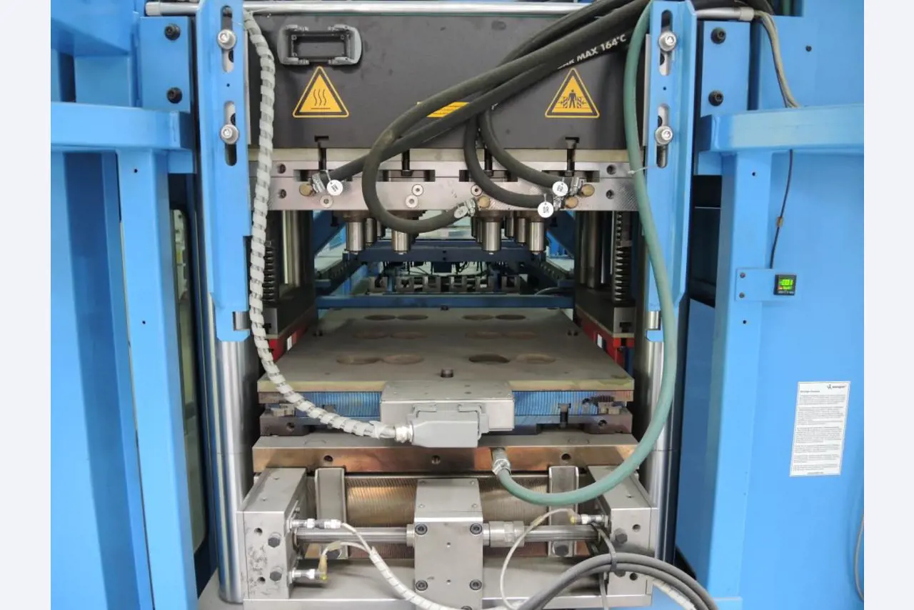 Injection Moulding/Storage Systems<br><font size="2">Collab. with Hilco Industrial Acquisitions<br></font><img src="/images/hil.png"><br>-7