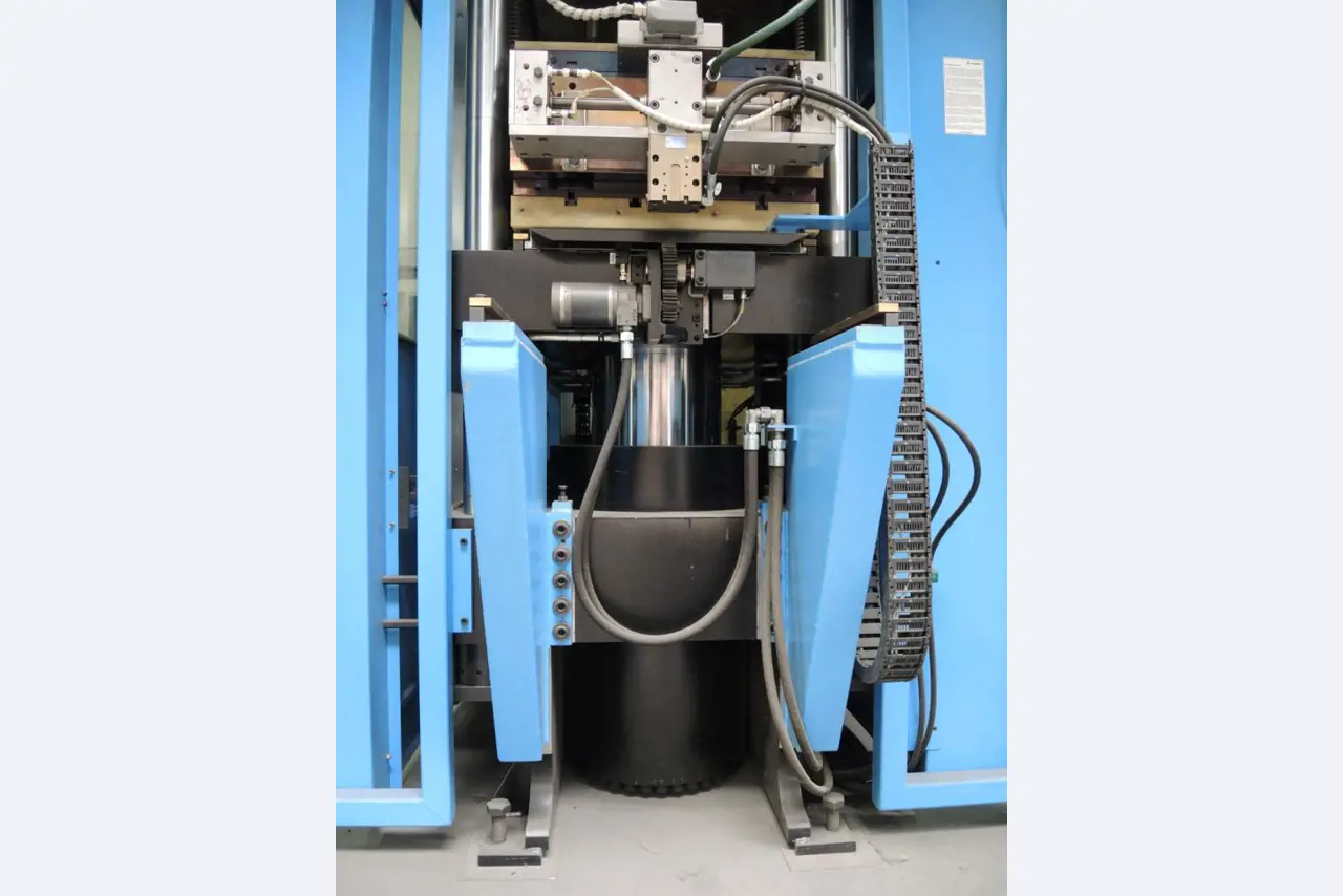Injection Moulding/Storage Systems<br><font size="2">Collab. with Hilco Industrial Acquisitions<br></font><img src="/images/hil.png"><br>-8