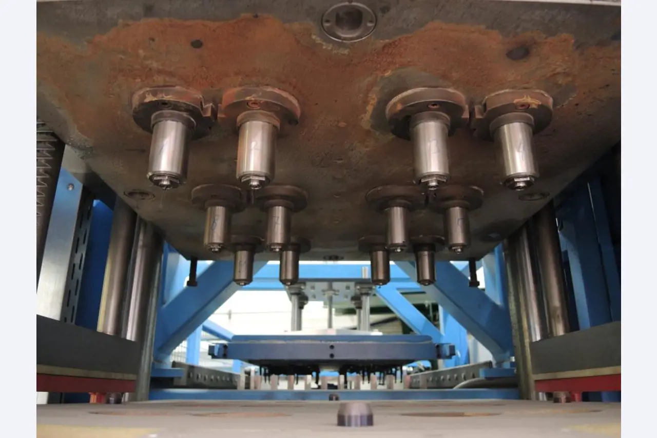 Injection Moulding/Storage Systems<br><font size="2">Collab. with Hilco Industrial Acquisitions<br></font><img src="/images/hil.png"><br>-9