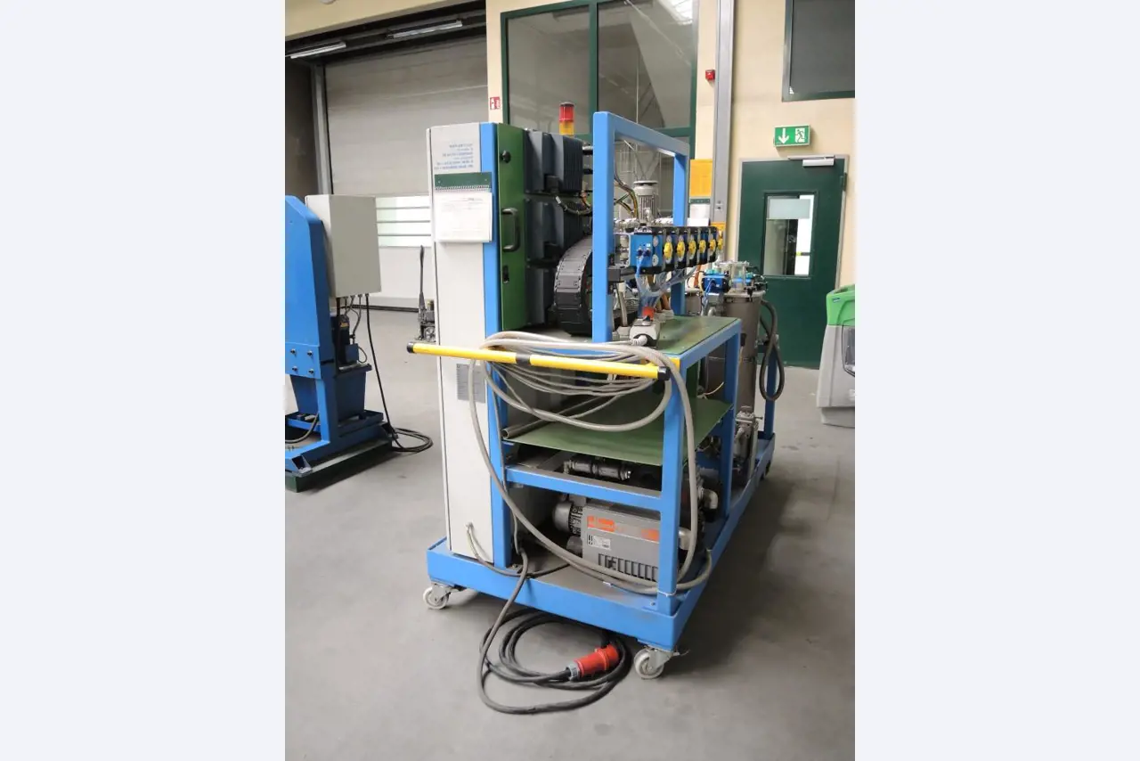 Chapas metálicas e máquinas para trabalhar metais<br><font size="2">Colaboração com Hilco Industrial Acquisitions bv</font><br><img src="/images/hil.png"><br>-10