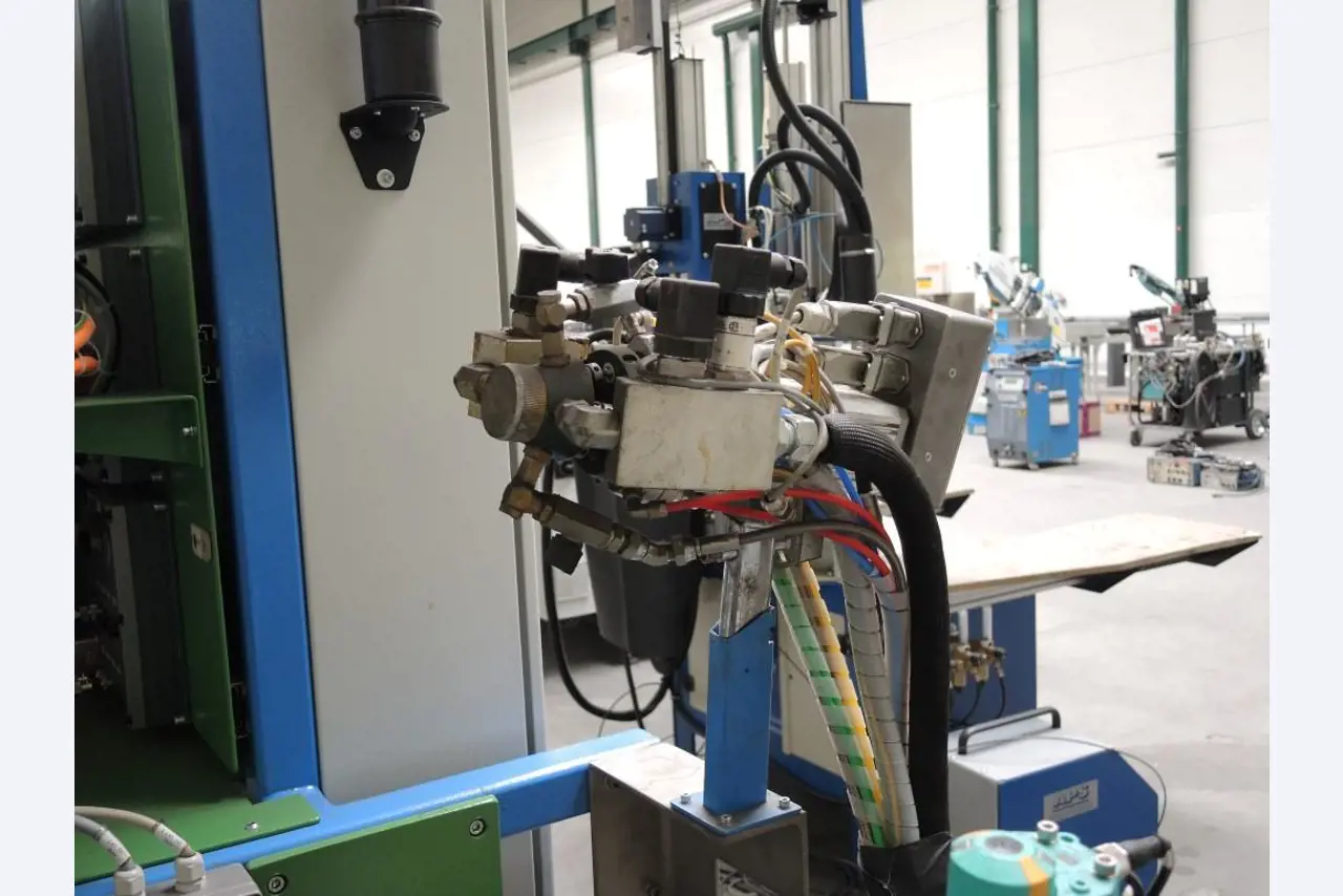 Chapas metálicas e máquinas para trabalhar metais<br><font size="2">Colaboração com Hilco Industrial Acquisitions bv</font><br><img src="/images/hil.png"><br>-13