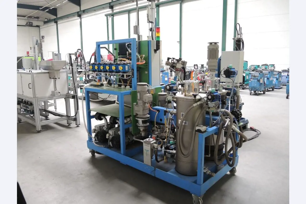 Chapas metálicas e máquinas para trabalhar metais<br><font size="2">Colaboração com Hilco Industrial Acquisitions bv</font><br><img src="/images/hil.png"><br>-8