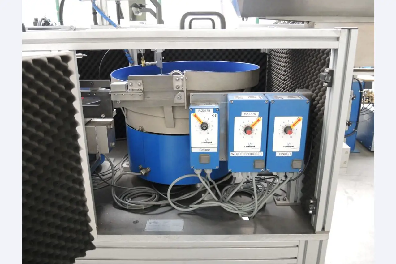 Chapas metálicas e máquinas para trabalhar metais<br><font size="2">Colaboração com Hilco Industrial Acquisitions bv</font><br><img src="/images/hil.png"><br>-11