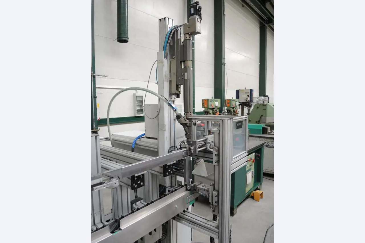 Chapas metálicas e máquinas para trabalhar metais<br><font size="2">Colaboração com Hilco Industrial Acquisitions bv</font><br><img src="/images/hil.png"><br>-12