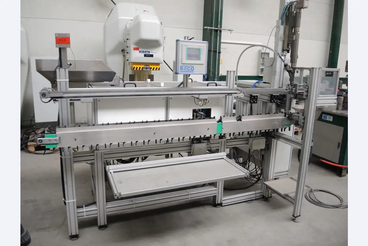 Chapas metálicas e máquinas para trabalhar metais<br><font size="2">Colaboração com Hilco Industrial Acquisitions bv</font><br><img src="/images/hil.png"><br>-6