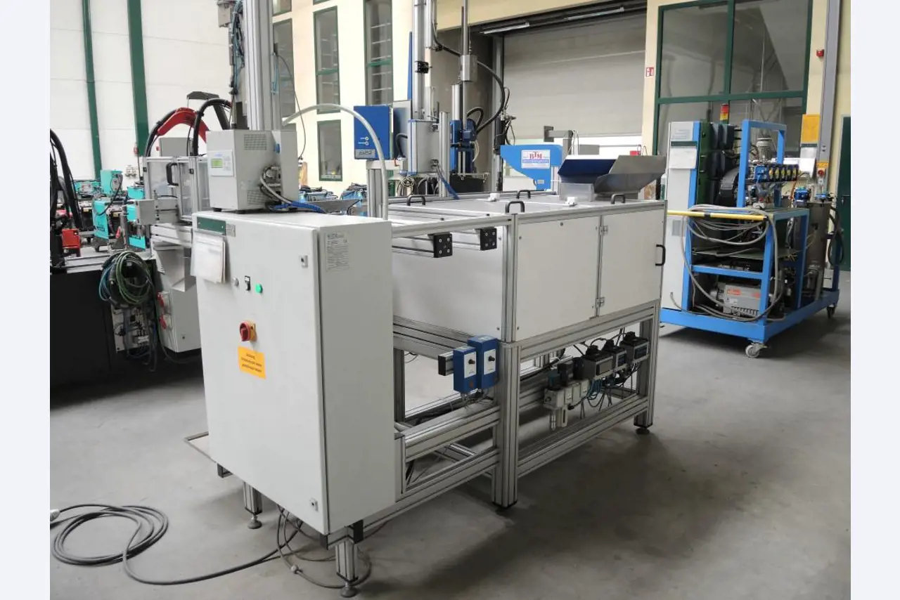 Chapas metálicas e máquinas para trabalhar metais<br><font size="2">Colaboração com Hilco Industrial Acquisitions bv</font><br><img src="/images/hil.png"><br>-9