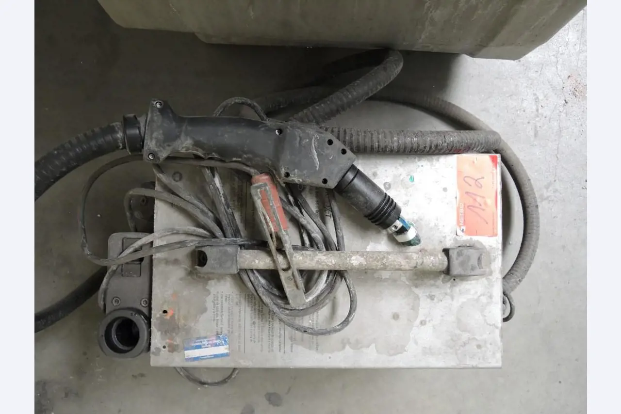 Chapas metálicas e máquinas para trabalhar metais<br><font size="2">Colaboração com Hilco Industrial Acquisitions bv</font><br><img src="/images/hil.png"><br>-9