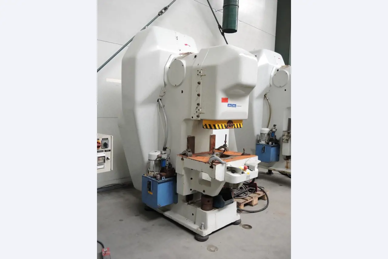 Chapas metálicas e máquinas para trabalhar metais<br><font size="2">Colaboração com Hilco Industrial Acquisitions bv</font><br><img src="/images/hil.png"><br>-1