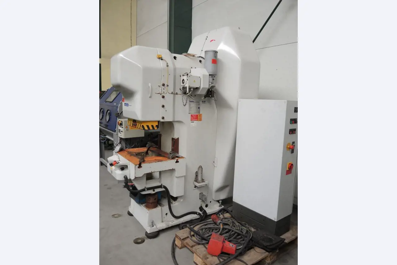 Chapas metálicas e máquinas para trabalhar metais<br><font size="2">Colaboração com Hilco Industrial Acquisitions bv</font><br><img src="/images/hil.png"><br>-3