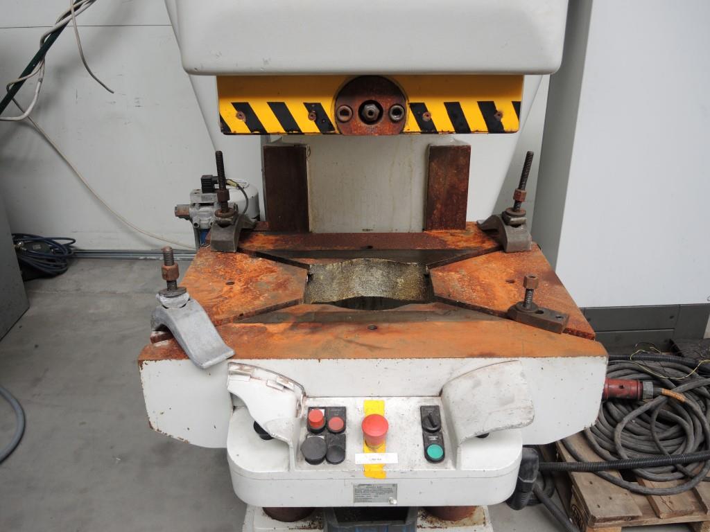 Chapas metálicas e máquinas para trabalhar metais<br><font size="2">Colaboração com Hilco Industrial Acquisitions bv</font><br><img src="/images/hil.png"><br>-4