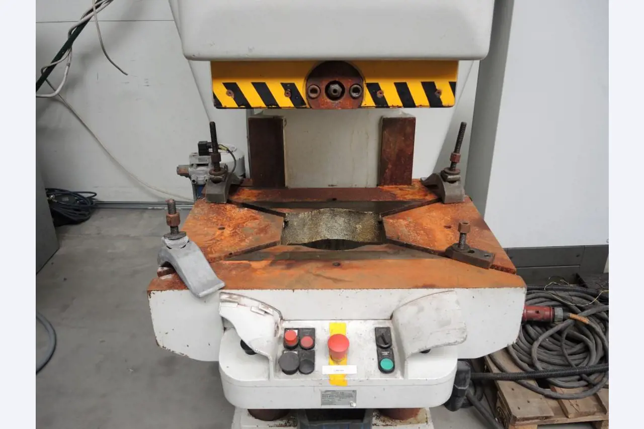 Chapas metálicas e máquinas para trabalhar metais<br><font size="2">Colaboração com Hilco Industrial Acquisitions bv</font><br><img src="/images/hil.png"><br>-4