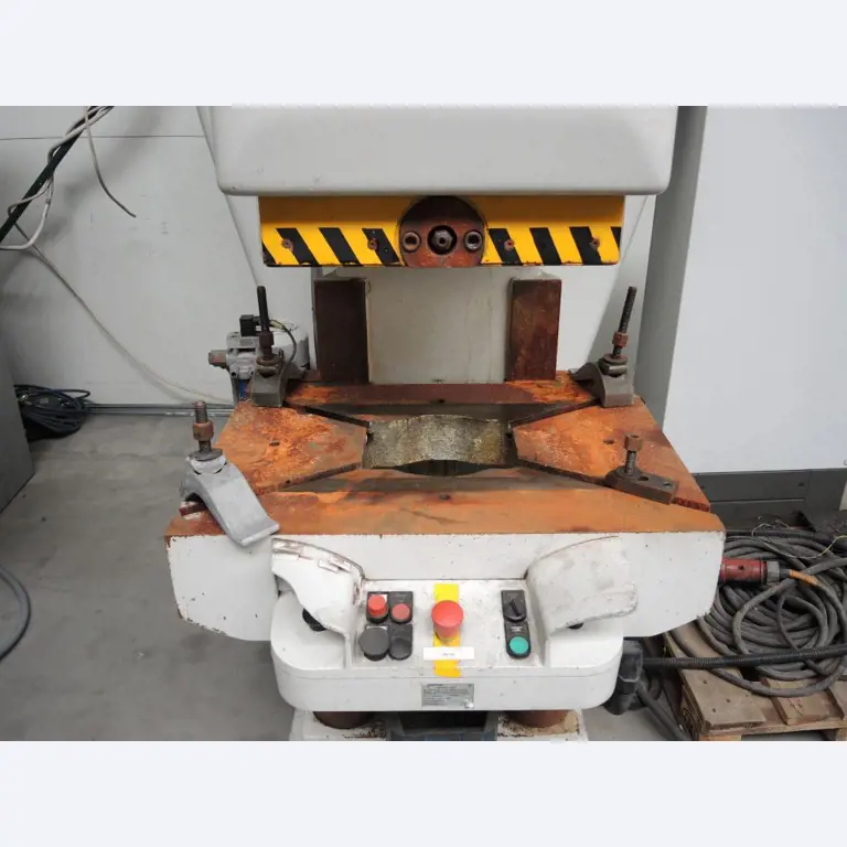 Chapas metálicas e máquinas para trabalhar metais<br><font size="2">Colaboração com Hilco Industrial Acquisitions bv</font><br><img src="/images/hil.png"><br>-4