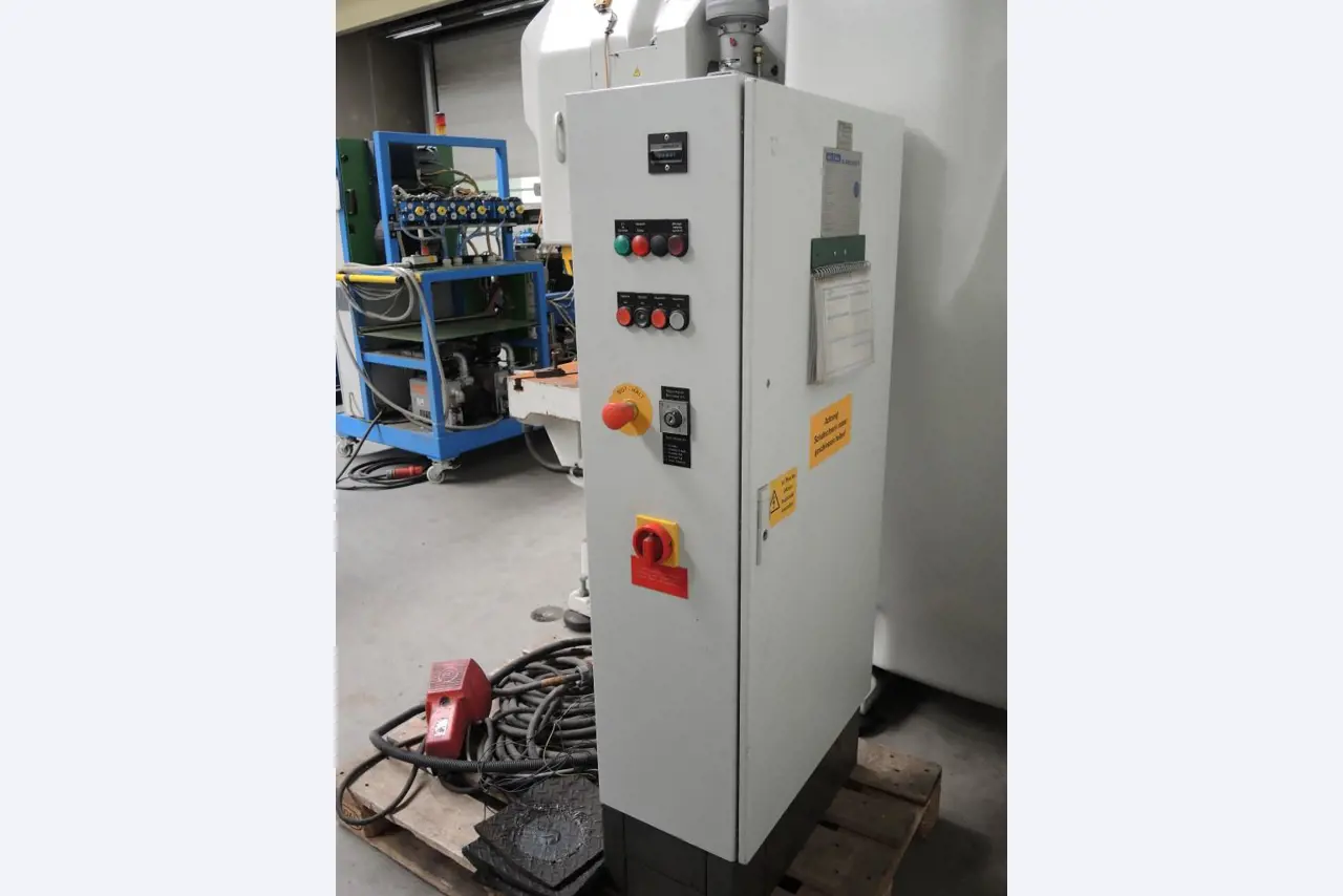 Chapas metálicas e máquinas para trabalhar metais<br><font size="2">Colaboração com Hilco Industrial Acquisitions bv</font><br><img src="/images/hil.png"><br>-5