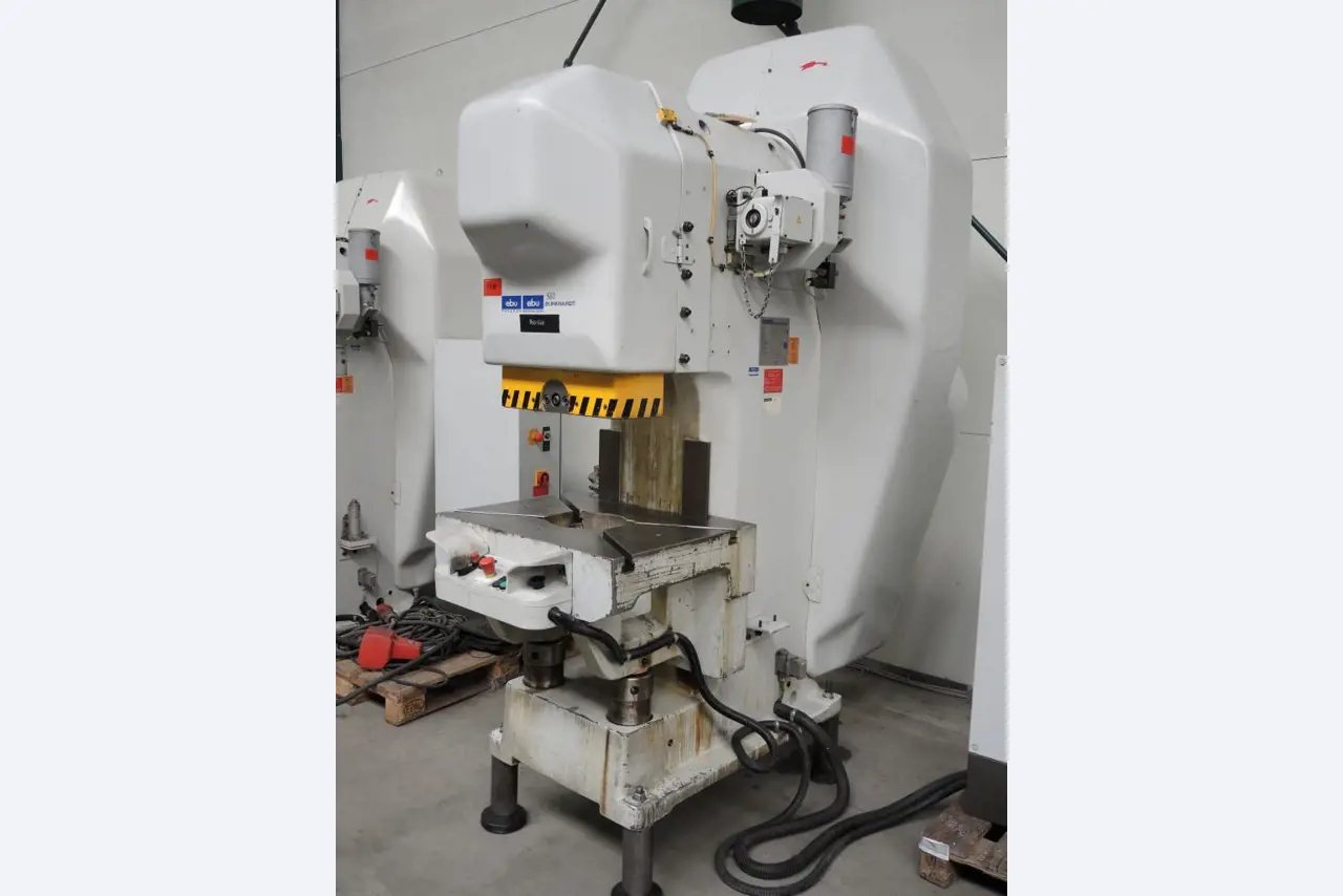 Chapas metálicas e máquinas para trabalhar metais<br><font size="2">Colaboração com Hilco Industrial Acquisitions bv</font><br><img src="/images/hil.png"><br>-3