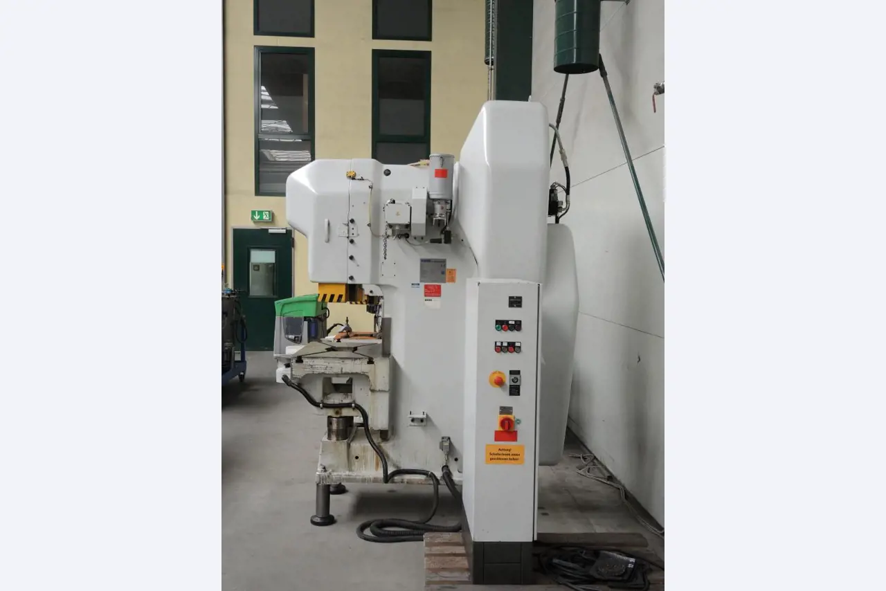 Chapas metálicas e máquinas para trabalhar metais<br><font size="2">Colaboração com Hilco Industrial Acquisitions bv</font><br><img src="/images/hil.png"><br>-4