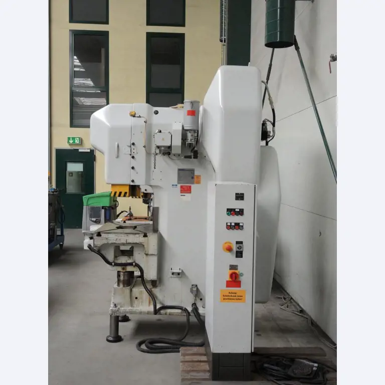 Chapas metálicas e máquinas para trabalhar metais<br><font size="2">Colaboração com Hilco Industrial Acquisitions bv</font><br><img src="/images/hil.png"><br>-4