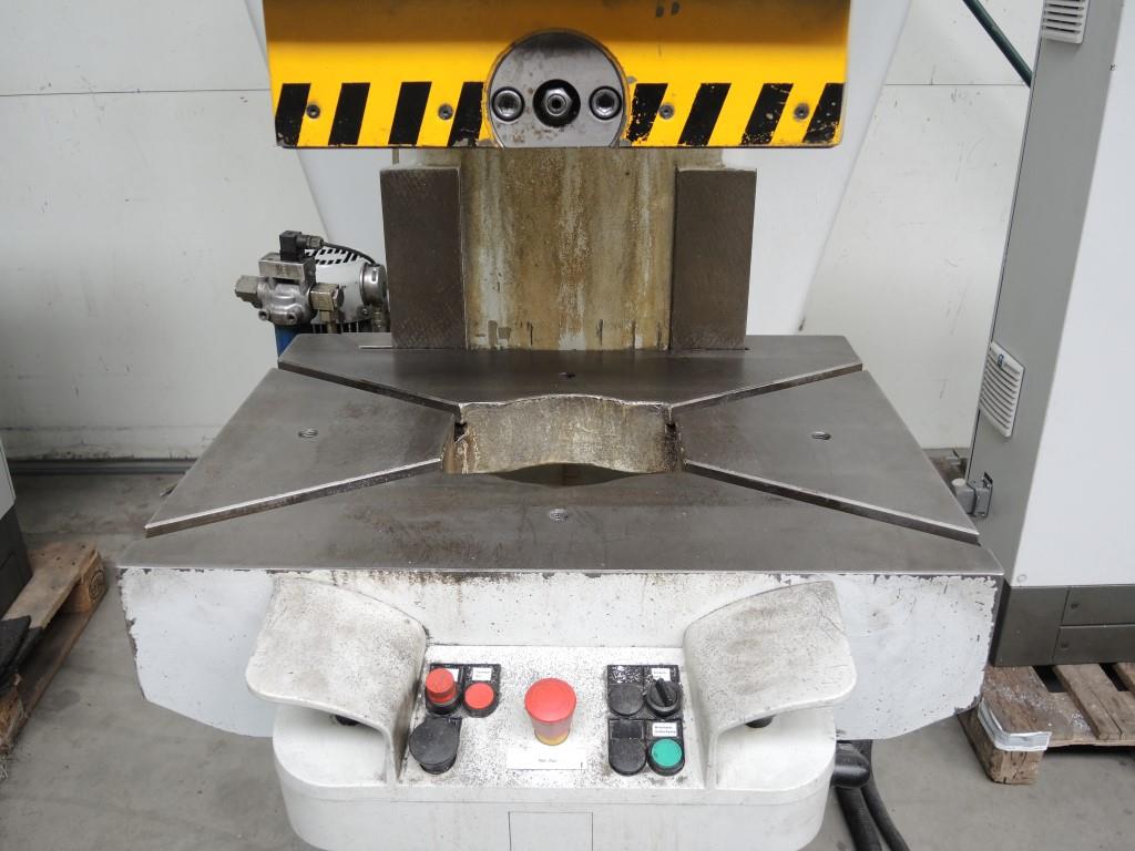 Chapas metálicas e máquinas para trabalhar metais<br><font size="2">Colaboração com Hilco Industrial Acquisitions bv</font><br><img src="/images/hil.png"><br>-5